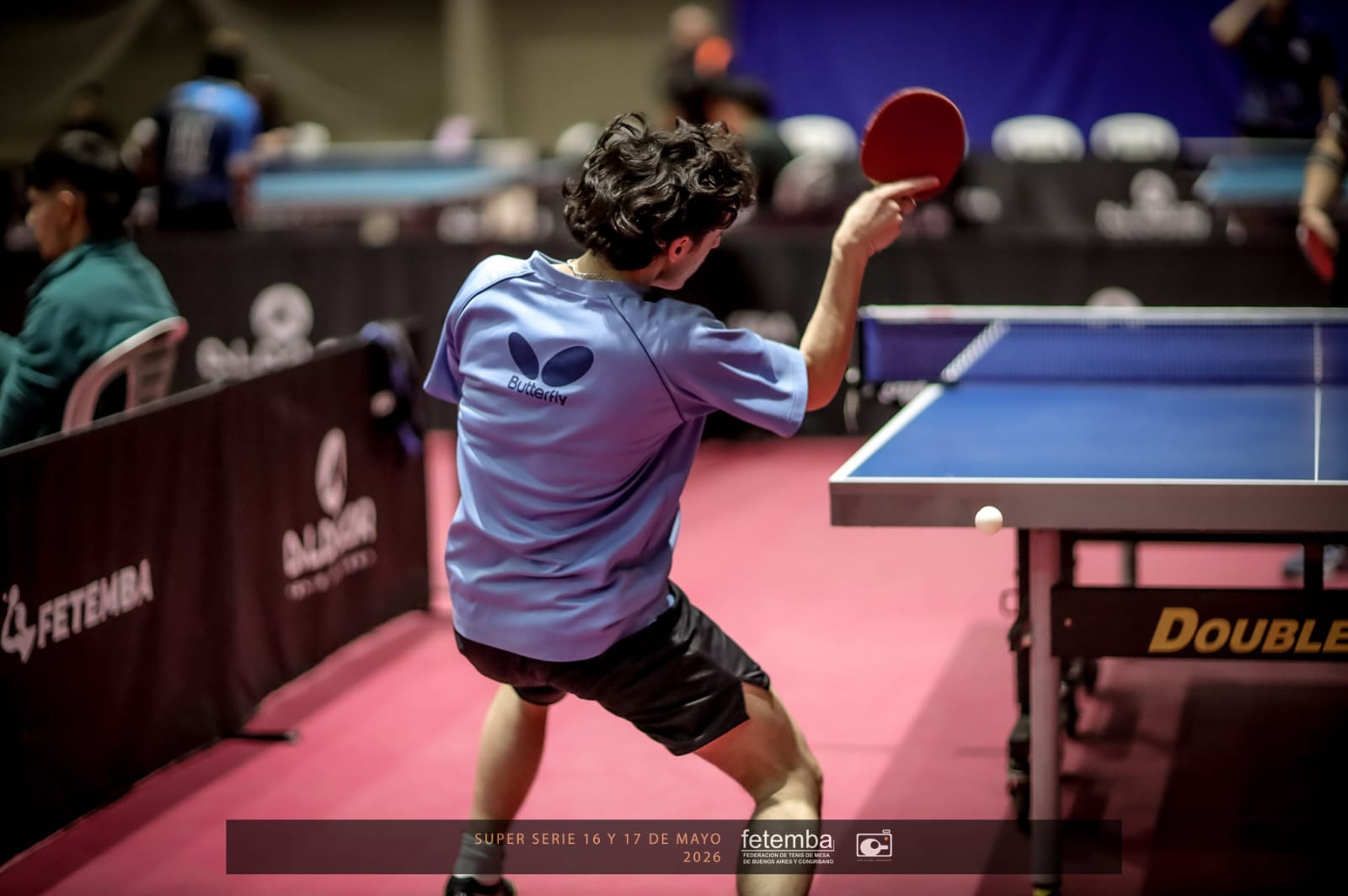 Tomás Costantini jugando de revés en la Super Serie FETEMBA