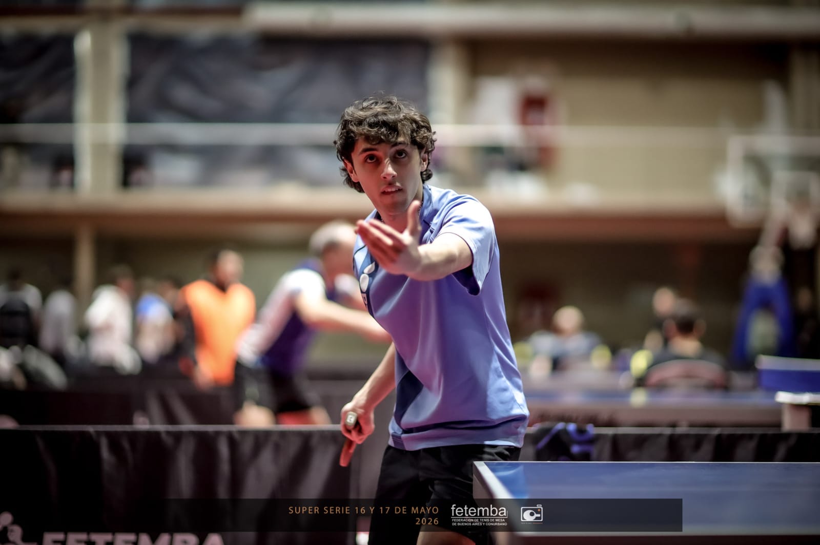 Tomás Costantini sacando en la Super Serie FETEMBA